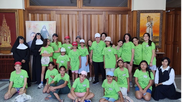 Niñas y jóvenes valencianas conviven con ancianos junto a las Hermanitas de los Desamparados