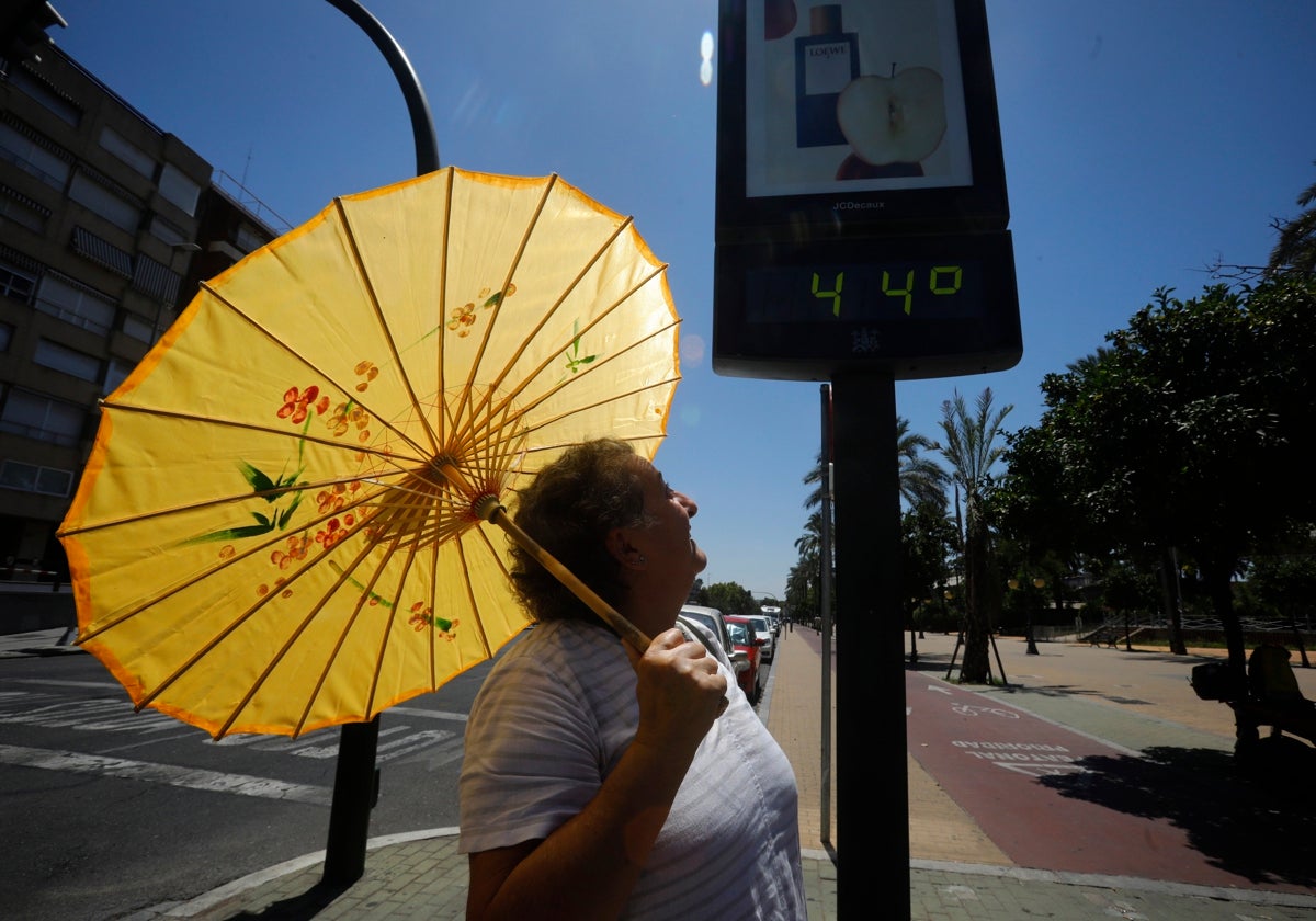 Unam ujer observa un hito urbano con 44 grados en Córdoba este miércoles