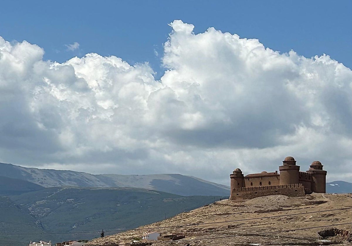 El castillo de La Calahorra, coronando un cerro y dominando el Marquesado del Zenete