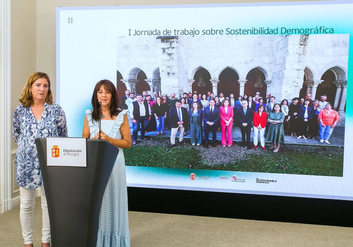 Susana Díaz e Inmaculada Sierra, durante la presentación de las conclusiones de la jornada de trabajo