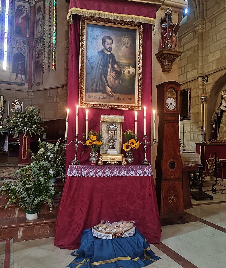 Cesta de panes a los pies del cuadro del Padre Cristóbal