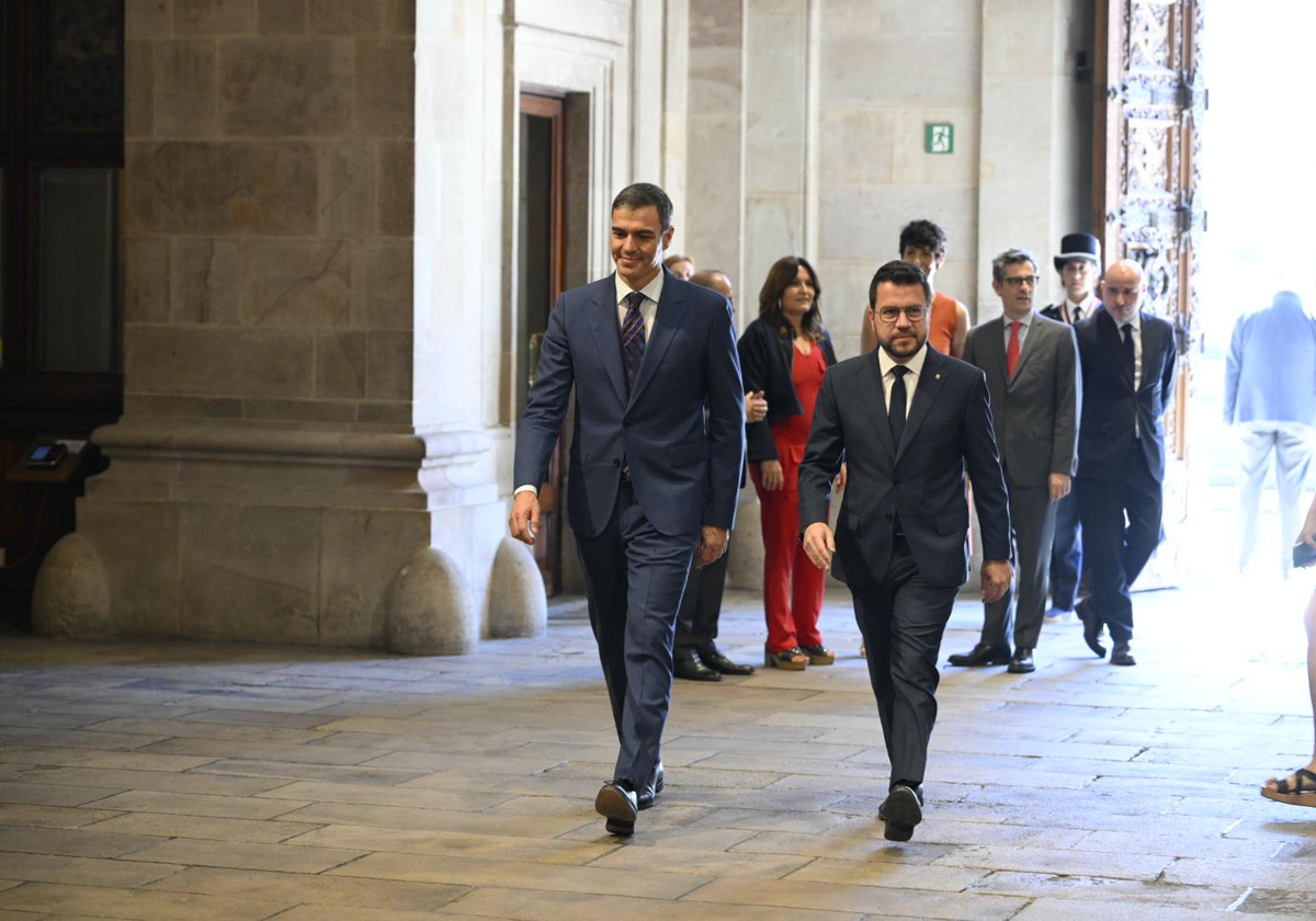 Pedro Sánchez, presidente del Gobierno, y Pere Aragonès, presidente en funciones de la Generalitat, accediendo al Palacio de la Generalitat de Cataluña