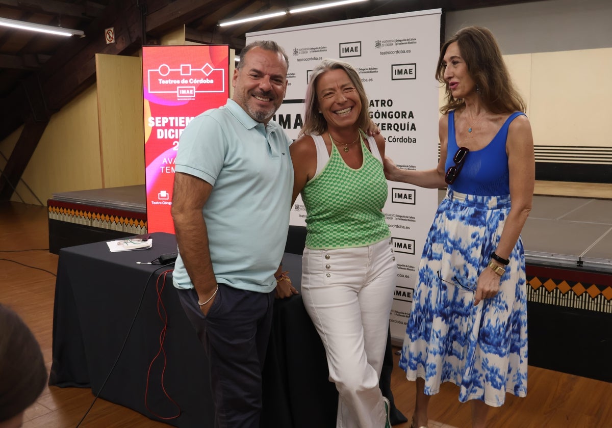 En el centro la presidenta del Instituto Municipal de Artes Escénicas, Isabel Albás, en el Gran Teatro