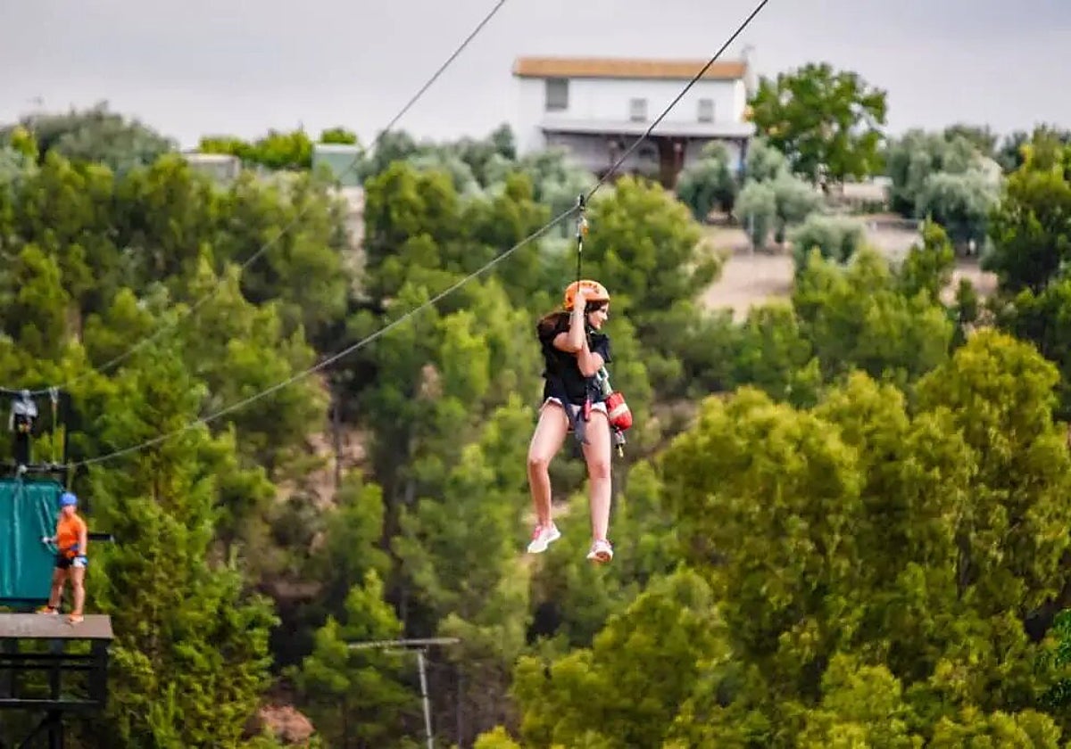 Imagen de la tirolina del Centro de Ocio Alúa Benamejí