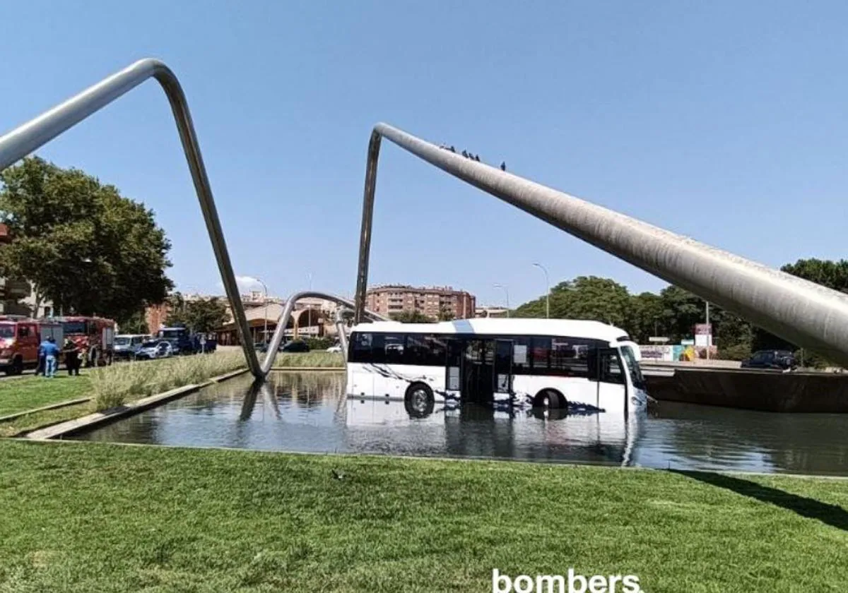 The bus in the fountain