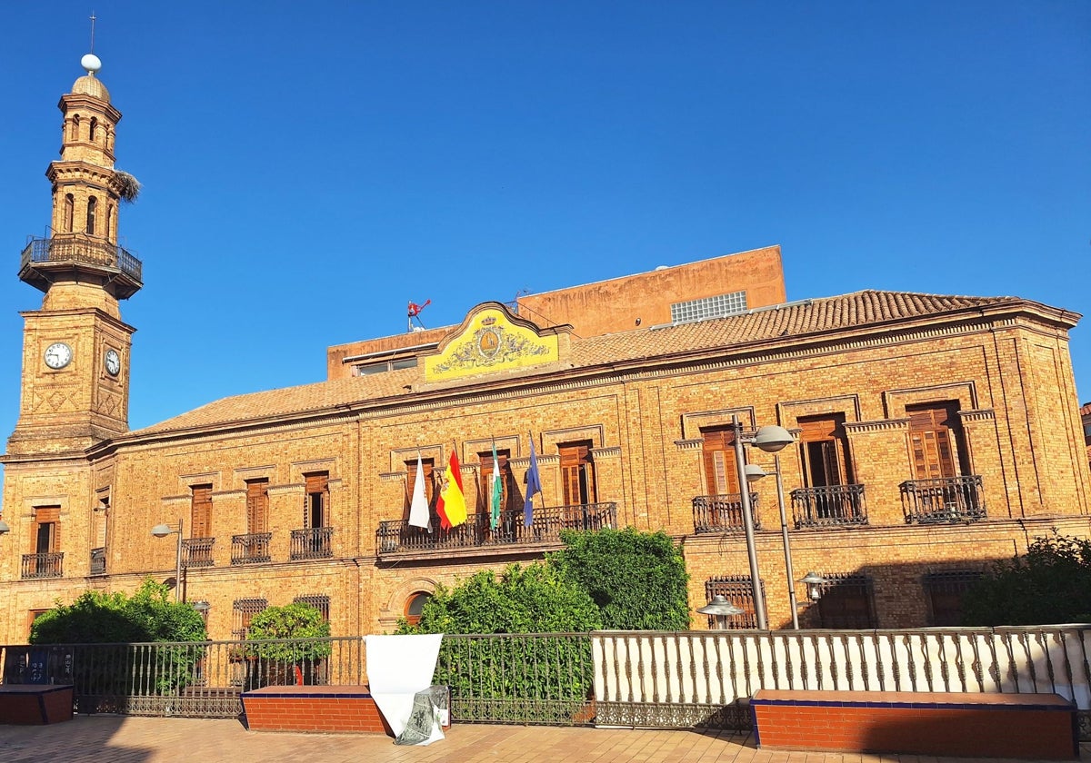 Fachada del Ayuntamiento de Nerva, en la cuenca minera onubense