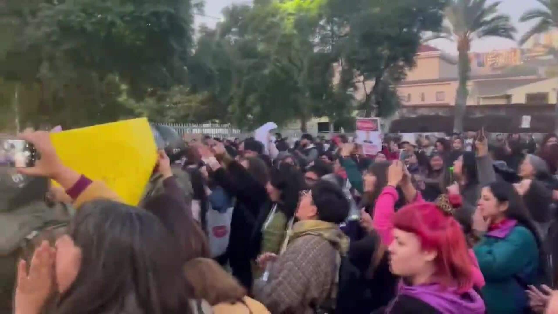 En Chile piden renuncia de senador por apoyar a pederasta al grito de 