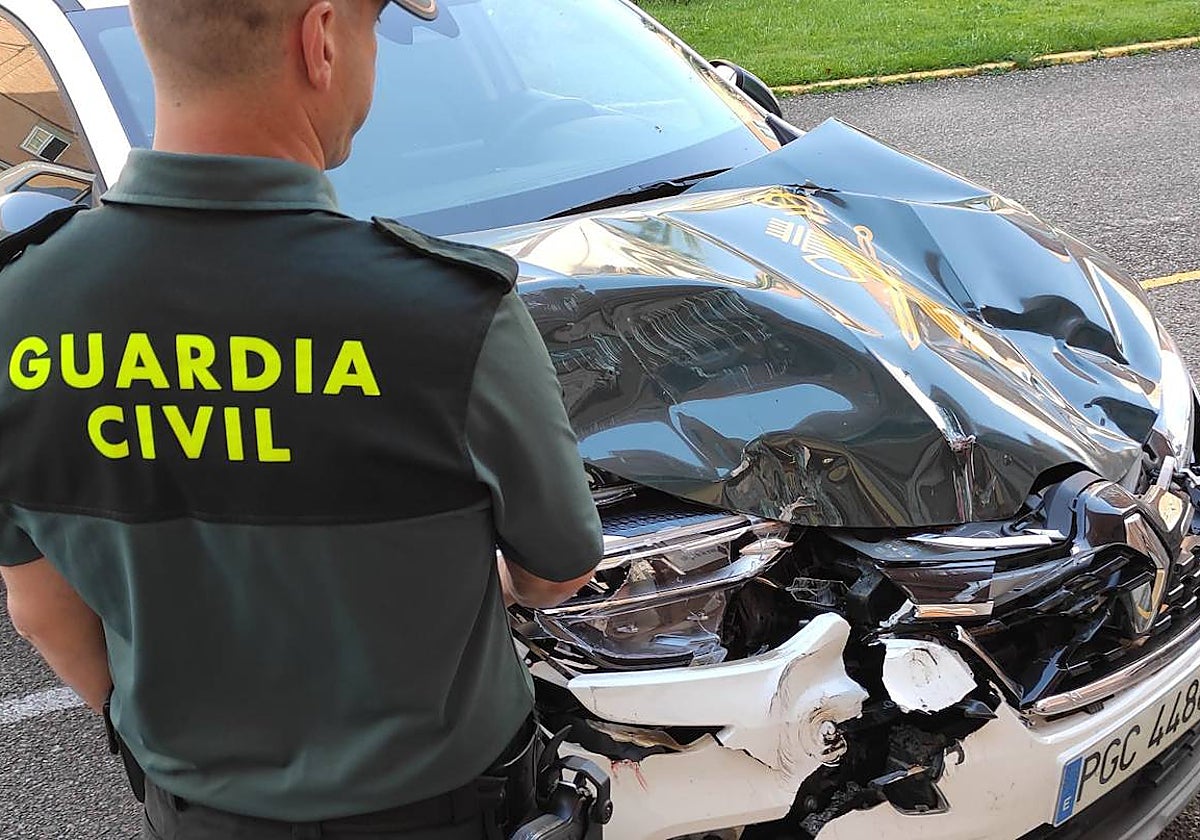 Estado en el que quedó el vehículo de la Guardia Civil tras ser arrollado por el tractor