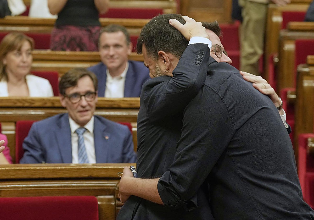 Pere Aragonès abraza a Ruben Wagensberg, ante Salvador Illa, que poco después saludará al diputado de ERC