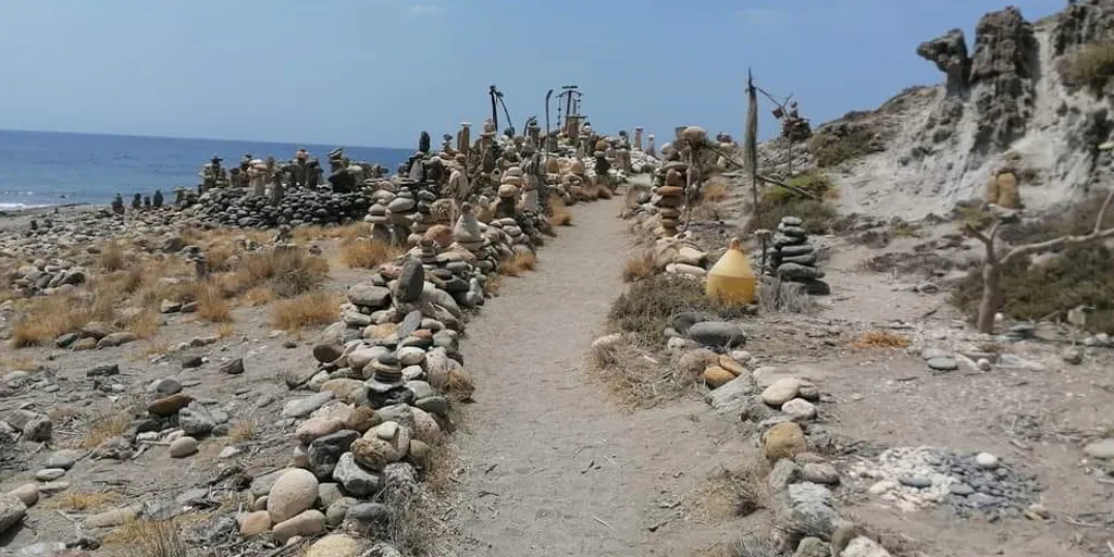 El misterioso rincón ‘de las mil piedras’ escondido en una de las playas más bonitas de Almería