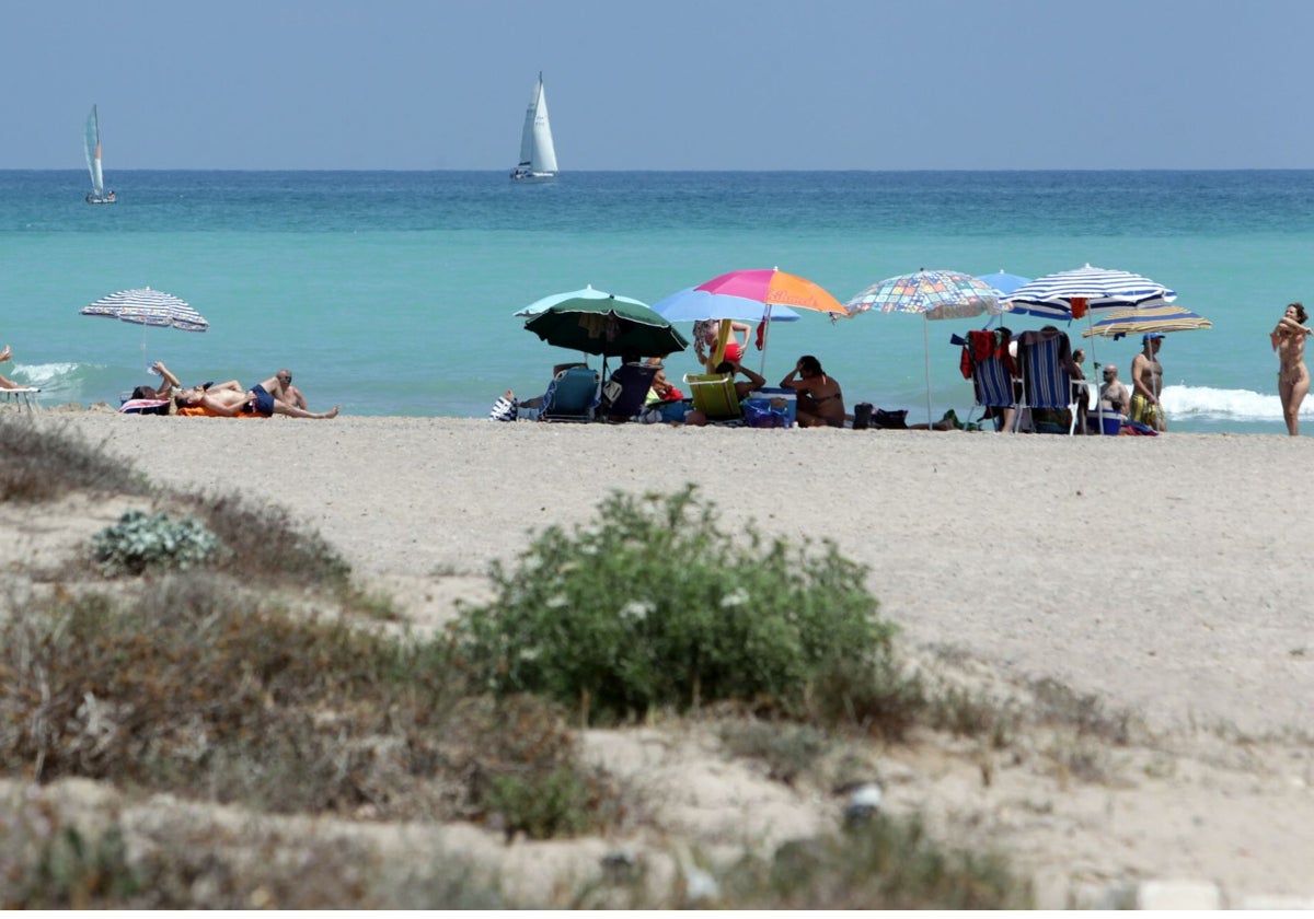 El municipio valenciano de Canet d&#039;En Berenguer cierra al baño la playa del Racó de la Mar por contaminación