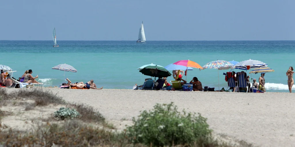 El municipio valenciano de Canet d En Berenguer cierra al baño la playa del Racó de la Mar por contaminación