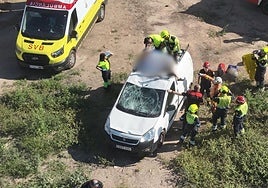 Detenido el conductor sin carné que se llevó a un ciclista enganchado en la baca 300 metros en Valencia