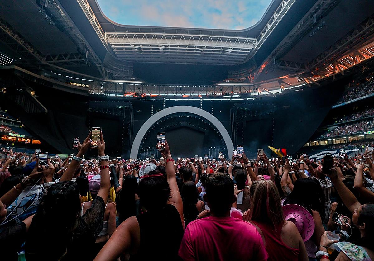 El estadio Santiago Bernabéu antes de uno de los conciertos de Karol G esta semana