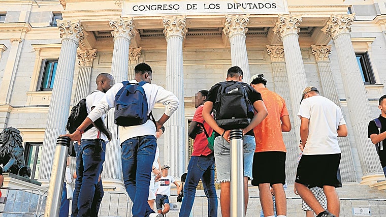 Menores extranjeros esperan a las puertas del Congreso de los Diputados