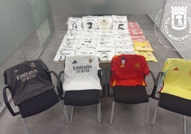 Detenido un mantero tras ser pillado 'in fraganti' vendiendo camisetas del Real Madrid y la selección española