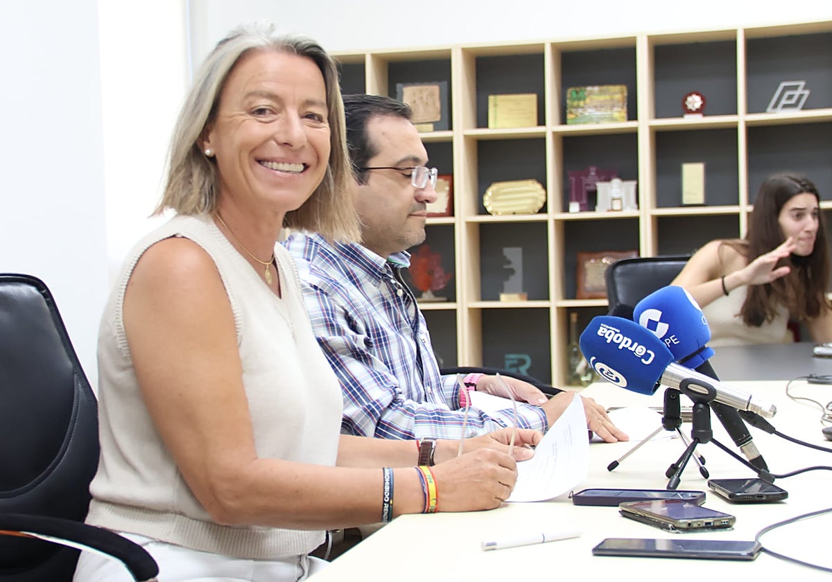 La presidenta de Sadeco, isabel Albás, junto al gerente, en la presentación de la subida de tasas