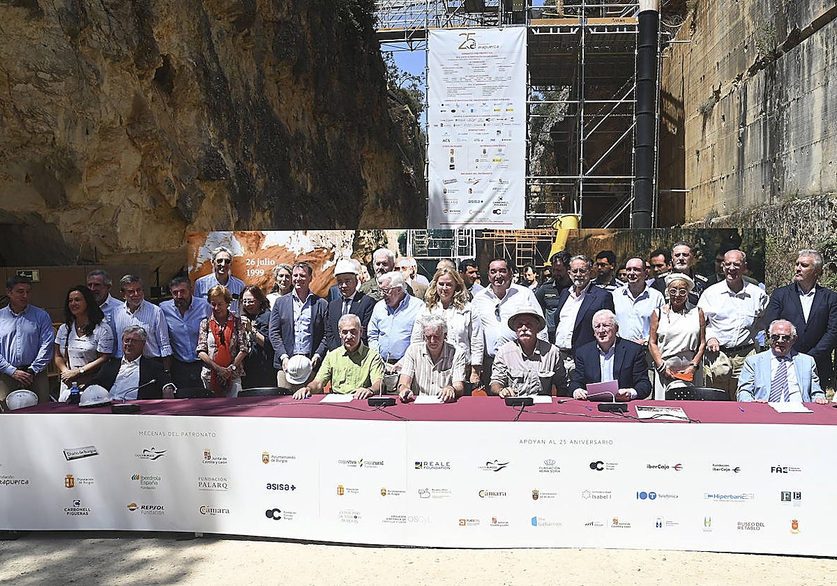 La Fundación Atapuerca recrea la firma de su constitución en el mismo lugar donde se produjo, con motivo de la celebración de su 25 aniversario