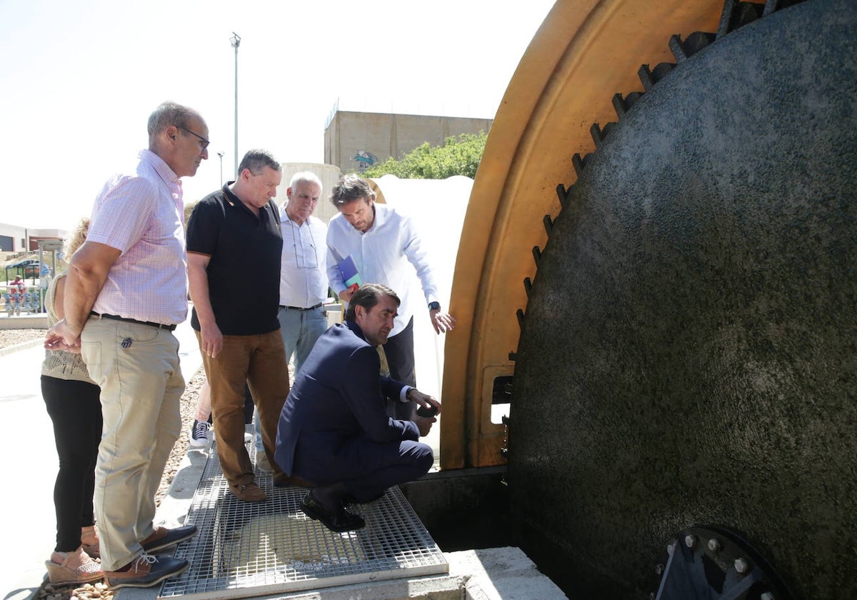 El consejero de Medio Ambiente, Vivienda y Ordenación del Territorio, Juan Carlos Suárez-Quiñones, durante su visita a la EDAR de Castrogonzalo (Zamora)