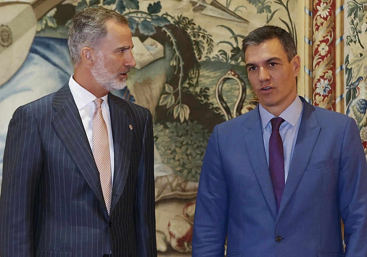 Felipe VI y Pedro Sánchez, el año pasado, en su último despacho antes de las vacaciones, que se celebró en el Palacio de la Zarzuela