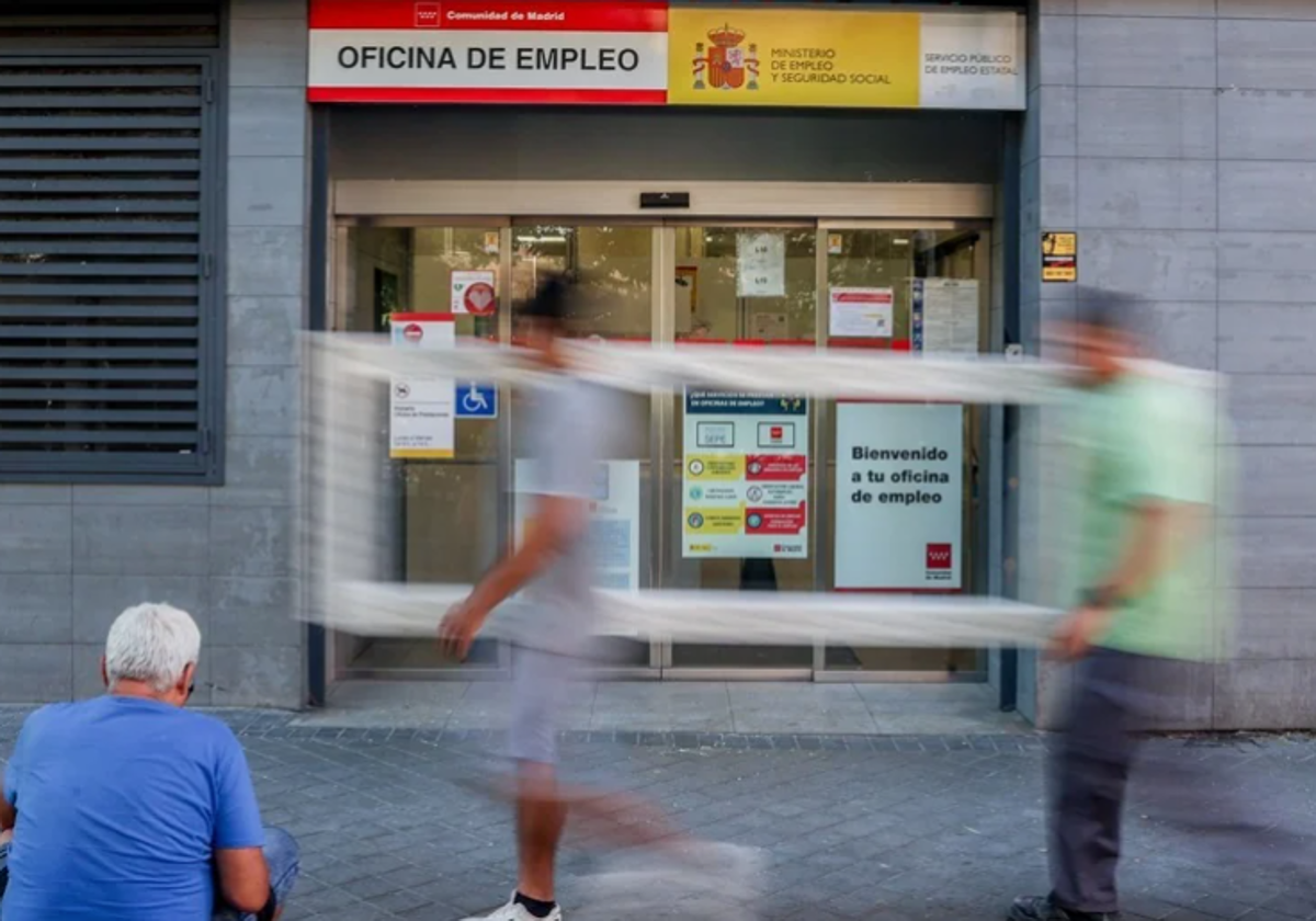 Varias personas pasan por delante de la oficina del SEPE