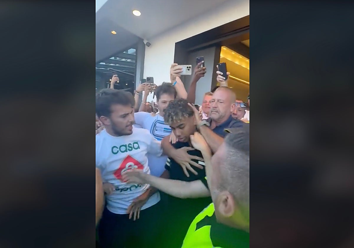 Una avalancha de seguidores recibe a Lamine Yamal en Marbella