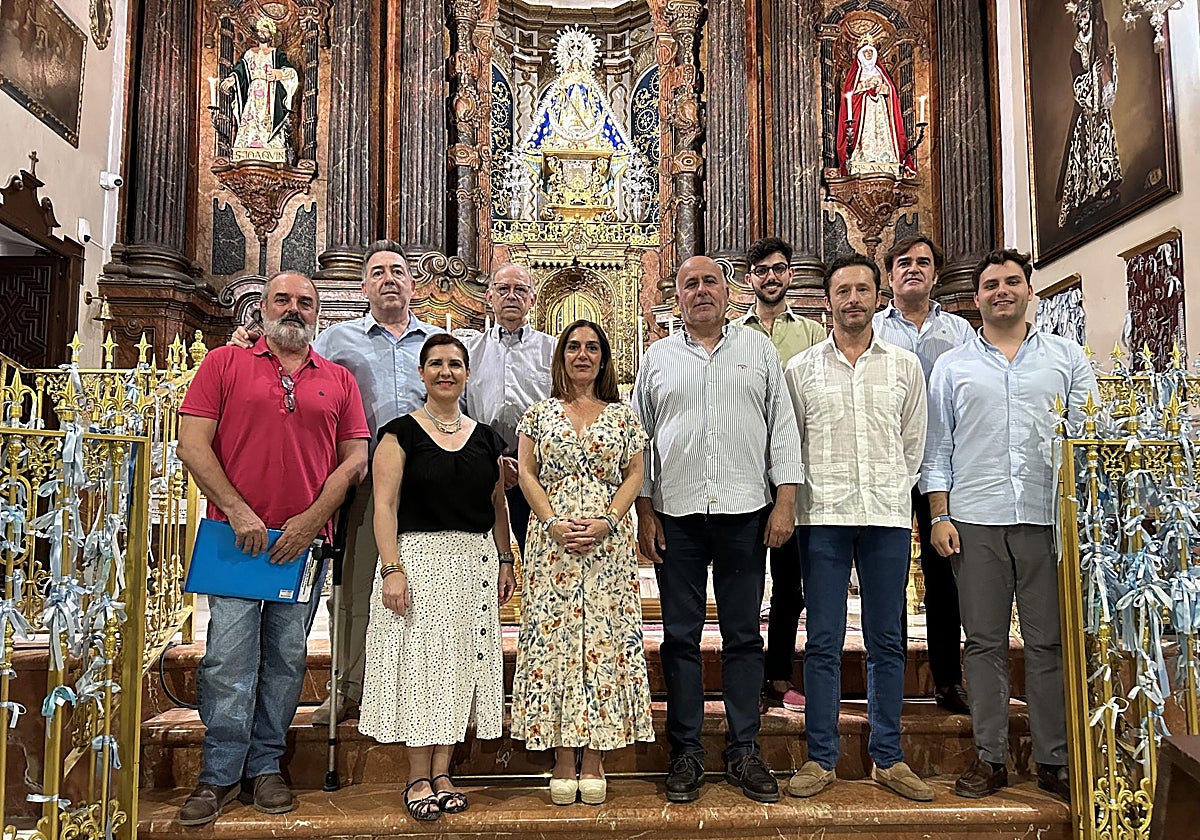 Integrantes de la cofradía, ante la Purísima Concepción de Puente Genil