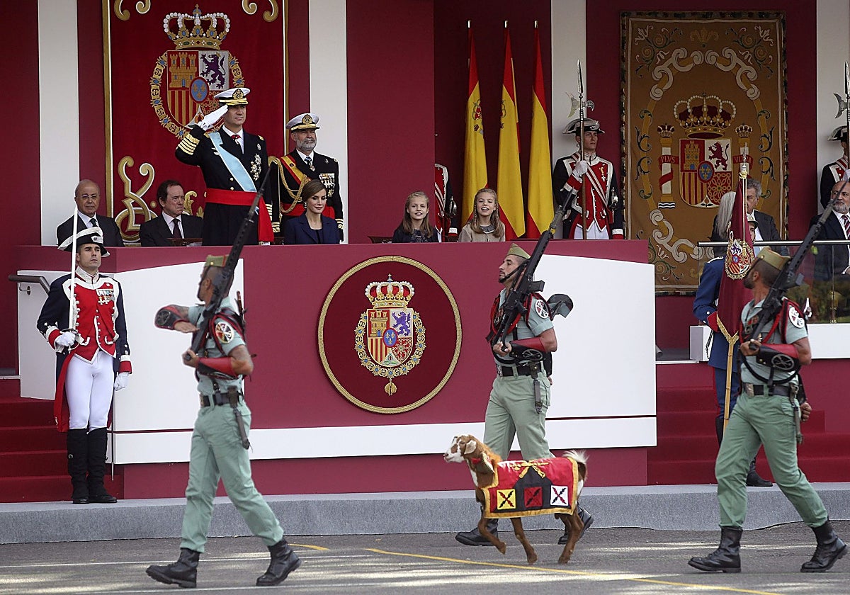 La cabra como mascota de la Legión en el desfile militar del Día de la Fiesta Nacional en 2015