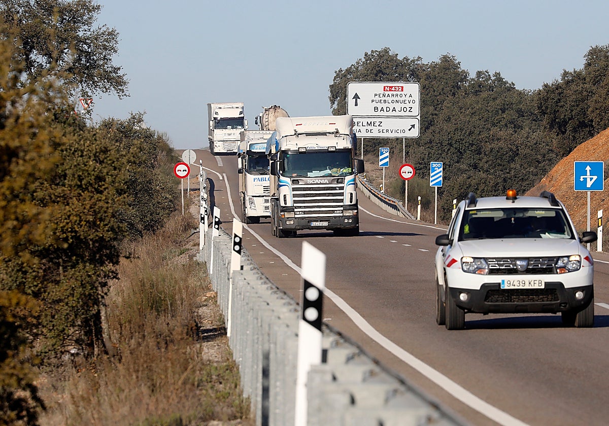 Imágenes de la N-432 en uno de sus tramos en la provincia de Córdoba