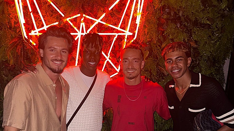 Williams y Yamal junto a los fundadores del grupo Mosh