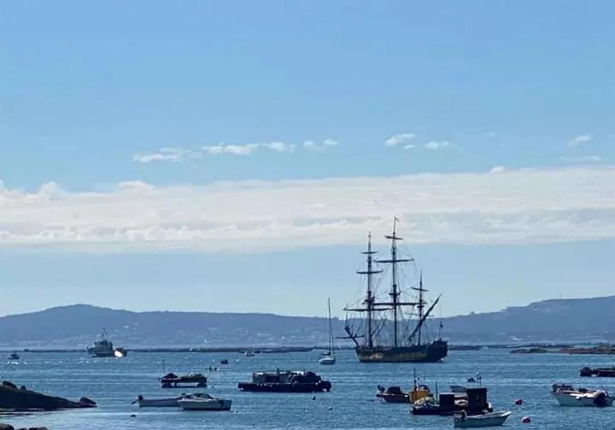 La fragata rusa TS Shtandart fondeada en A Illa de Arousa