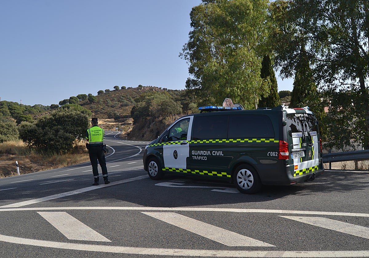 Patrulla de la Guardia Civil en un control de carretera en Córdoba