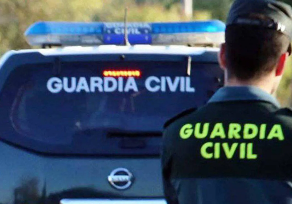 Vehículo y agente de la Guardia Civil en una imagen de archivo