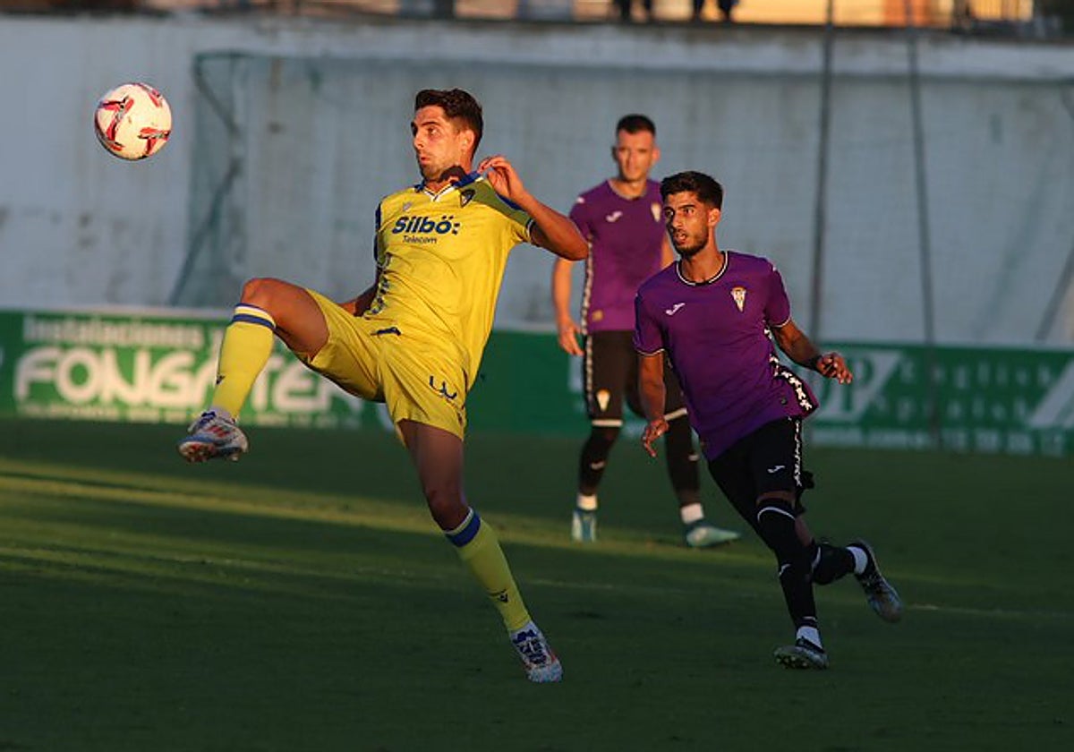Calderón y Lapeña ante un rival del Cádiz en el primer amistoso de pretemporada
