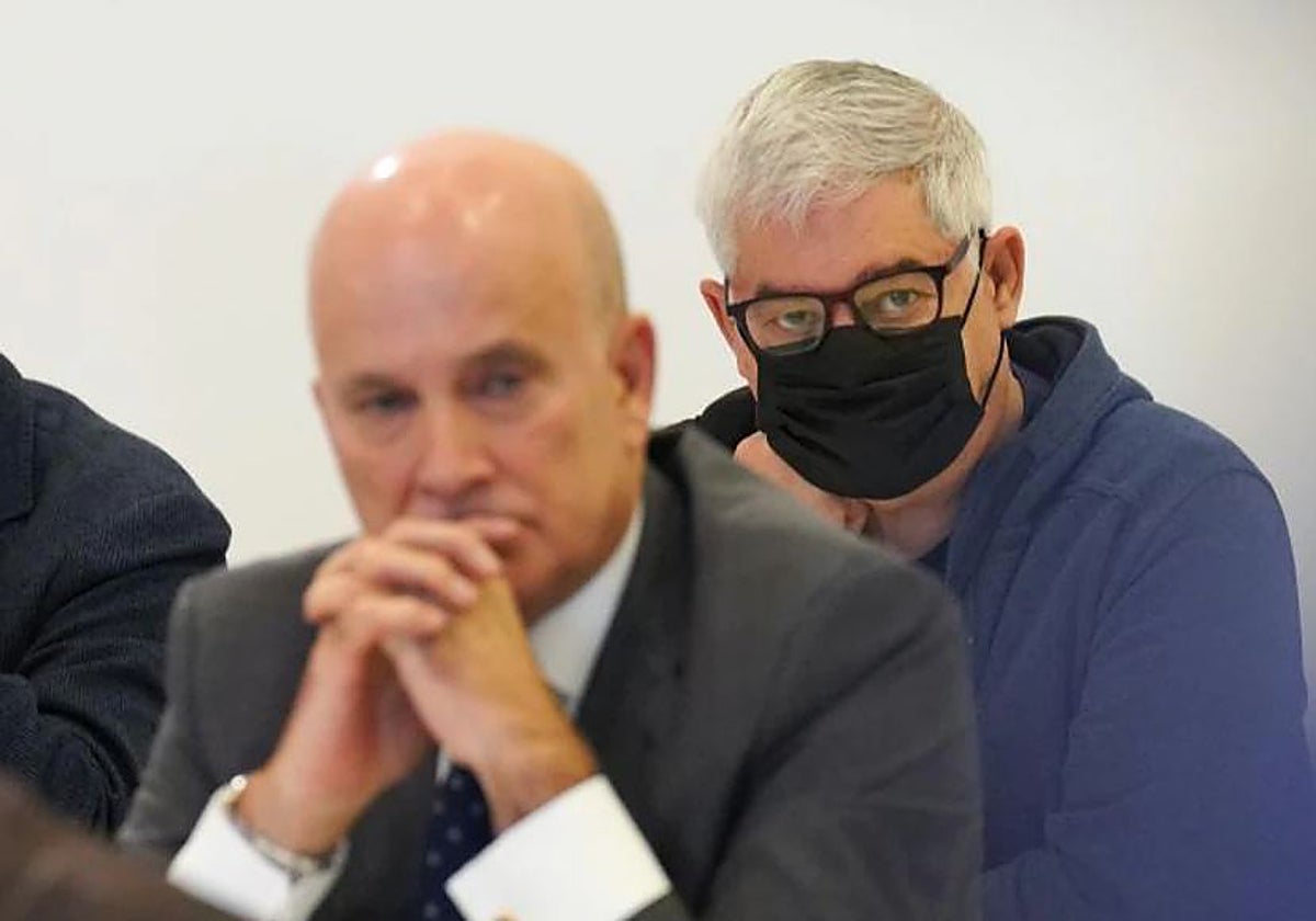 Andrés Cortabitarte (primer plano) y Francisco Garzón, en una sesión del juicio del Alvia