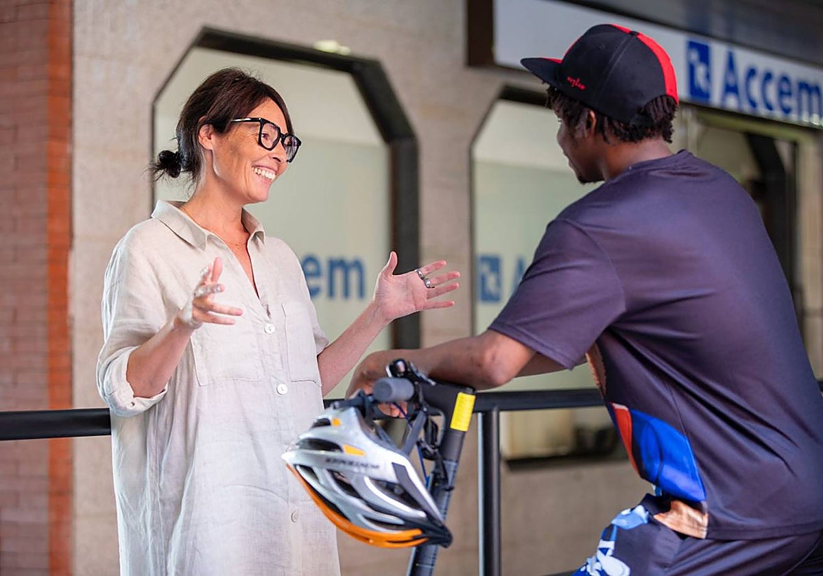 Ana Encinar, responsable provincial de ACCEM en Ávila junto a Saidou, que han formado parte de uno de los programas de acogida de la entidad