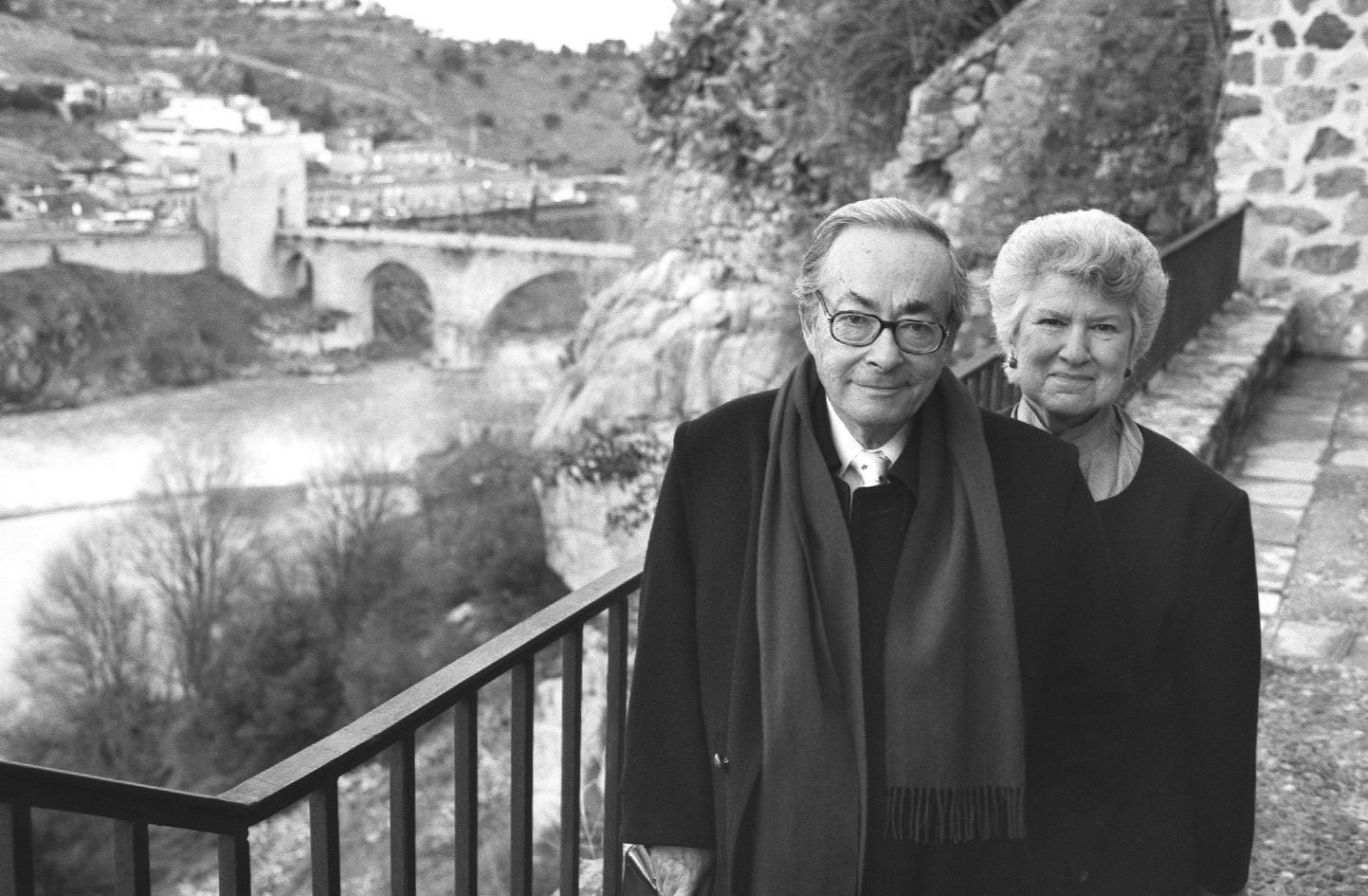 ENERO 2001. El profesor y filósofo George Steiner pronunció una conferencia bajo el título 'El mito de Babel, hoy'. En la imagen, en Roca Tarpeya con su mujer