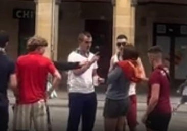 Cuatro investigados por intimidar y arrebatarle la bandera española a una chica