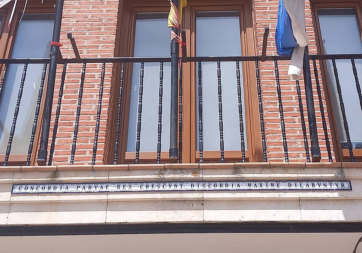 Leyenda en latín en la Casa Consistorial de Antigüedad