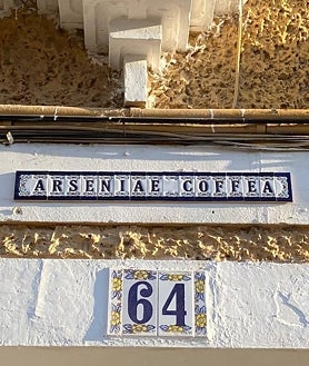Imagen secundaria 2 - Detalle de los mensajes que se pueden leer en la biblioteca y en dos casas particulares de Antigüedad