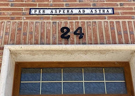 Imagen secundaria 1 - Detalle de los mensajes que se pueden leer en la biblioteca y en dos casas particulares de Antigüedad