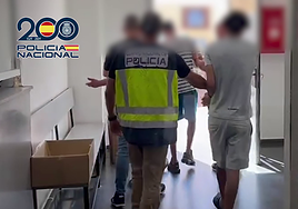 Detienen a cinco jóvenes por abrir coches y robar tarjetas de crédito en el barrio valenciano de Ruzafa