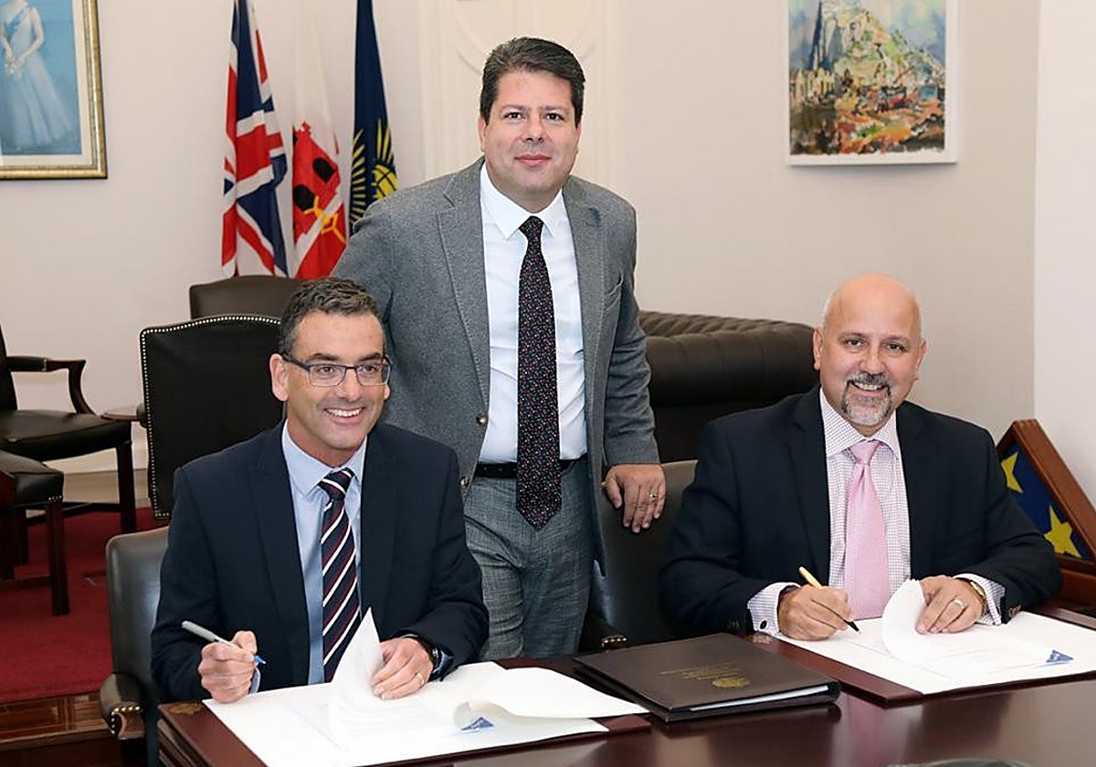 Fabian Picardo, en pie, y Adrian Oliero, a la derecha de la imagen, en la firma de un contrato de obras