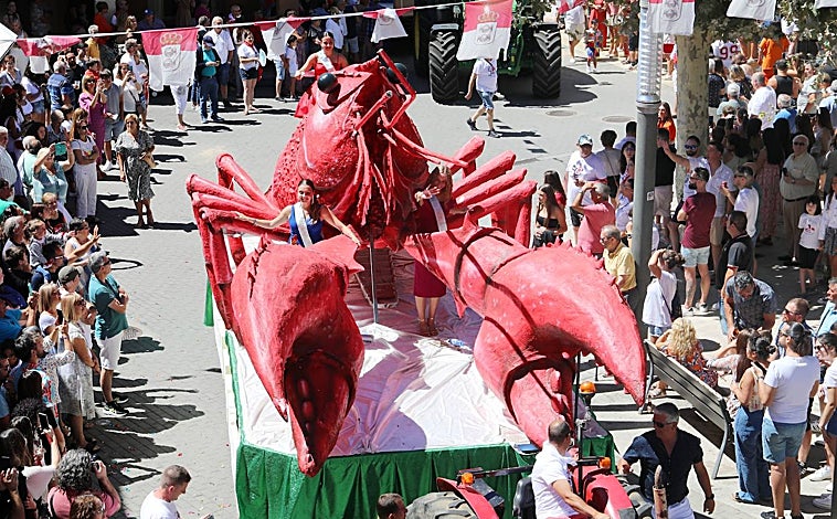 Imagen principal - Desfile de la exaltación del cangrejo en Herrera de Pisuerga; el Cronicón de Oña y Boda típica de Candelario