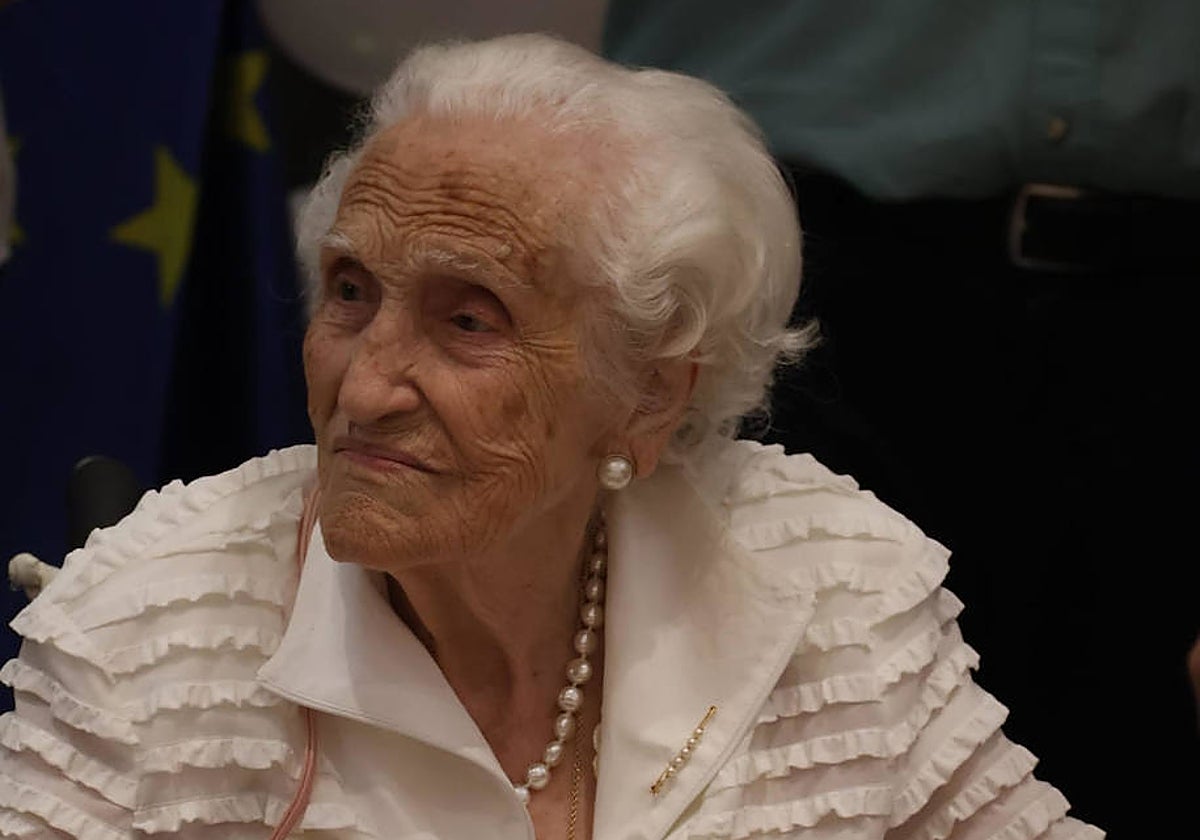 Purificación Secilla que acaba de cumplir 100 años en el homenaje recibido del Ayuntamiento de Córdoba