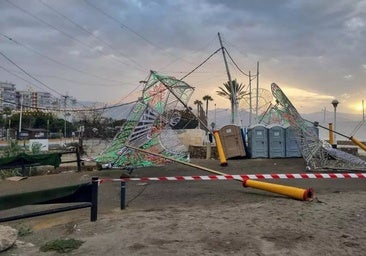 Las fuertes rachas de viento destrozan parte del alumbrado de la feria de Torre del Mar