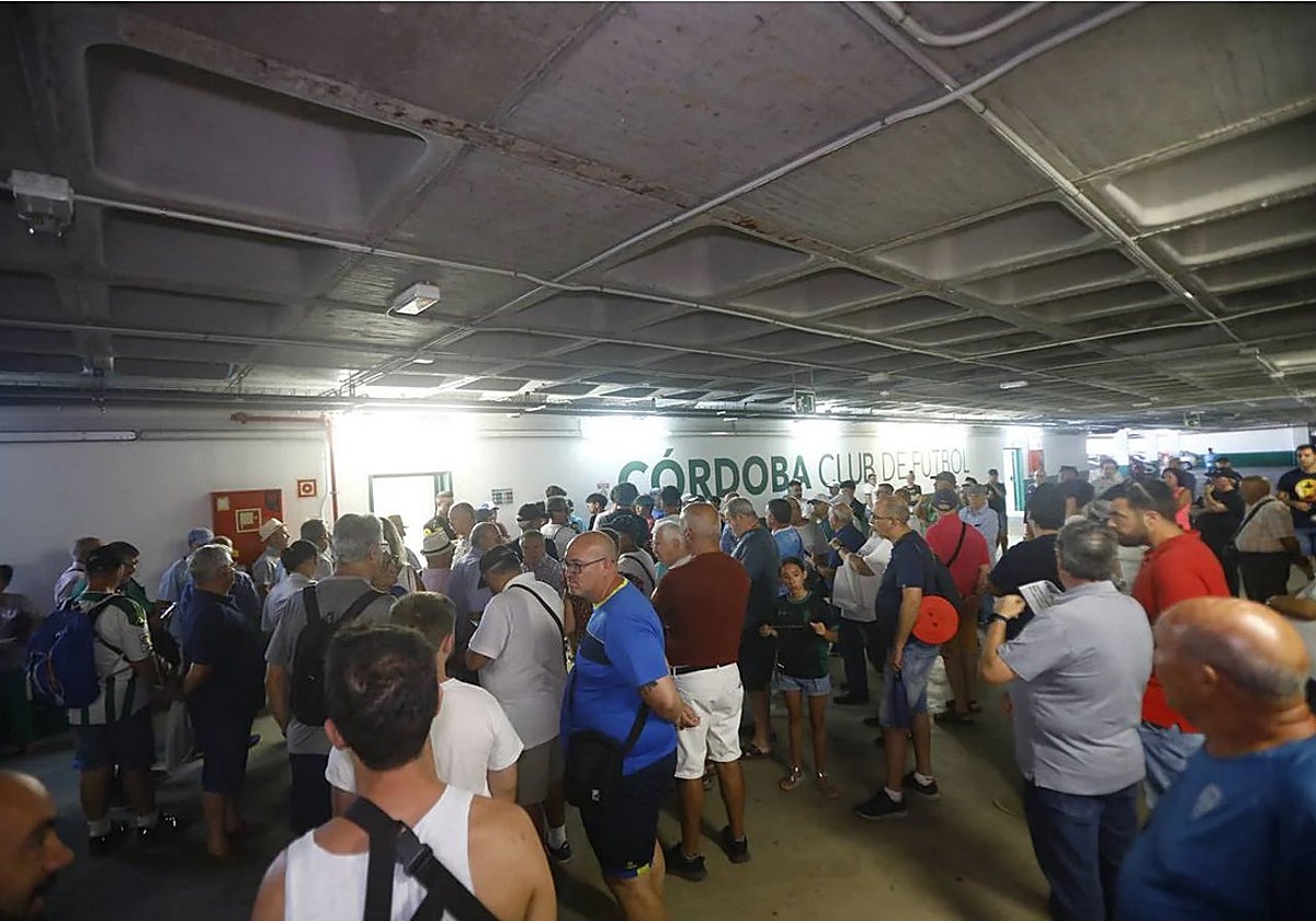 Las colas en El Arcángel para renovar el carnet esta temporada