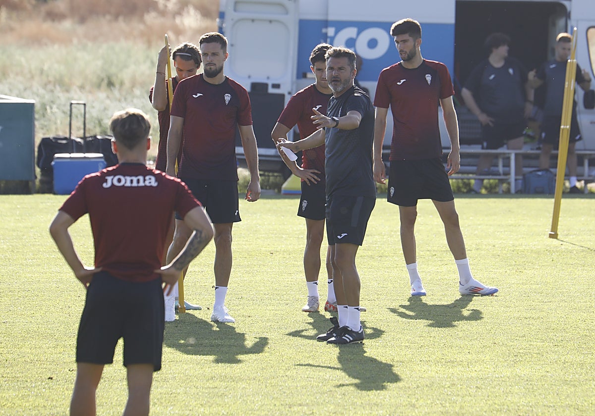 Iván Ania da instrucciones a los suyos durante un entrenamiento de pretemporada