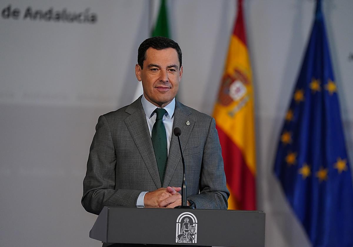 Juanma Moreno, durante la intervención en la que ha dado a conocer los cambios en el Consejo de Gobierno