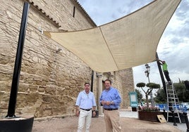 El Ayuntamiento de Córdoba empieza por el Alcázar la creación de más sombra con los toldos de la Feria